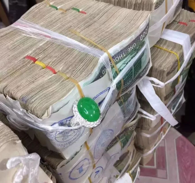 「翡翠」二千五百万现金，只够买一枚小小的满绿翡翠蛋面 ！