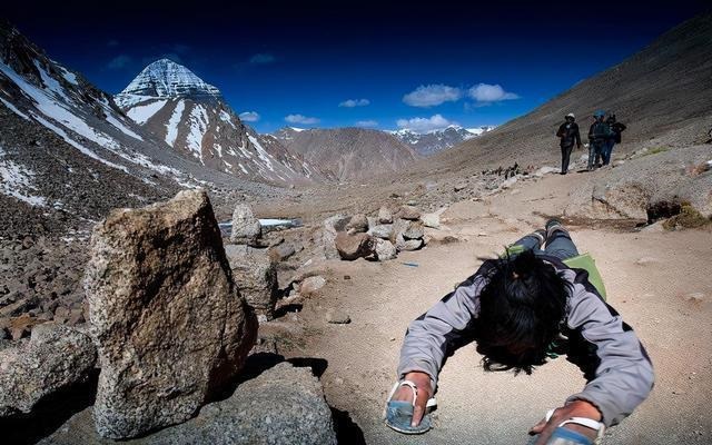 穷游|川藏线上穷游女的名声越来越差，当地老司机：再好看也不会停车
