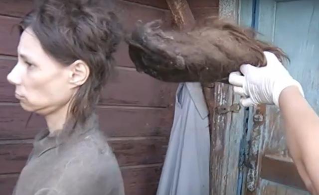 「标题党」女子从16岁开始被母亲关在家中，26年没出家门12年没洗过头