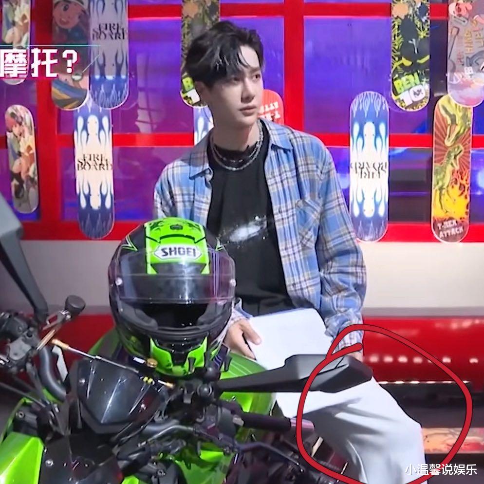 街舞|王一博太听话！录制街舞乖乖穿上“护膝”，坐在摩托车上被裤子吸引了