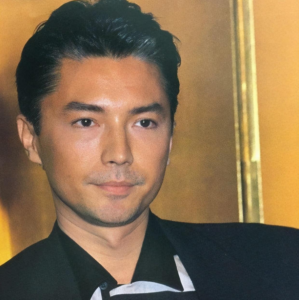 尊龙|尊龙的“盛世美颜”堪称一绝！68岁了，依旧是人间贵公子