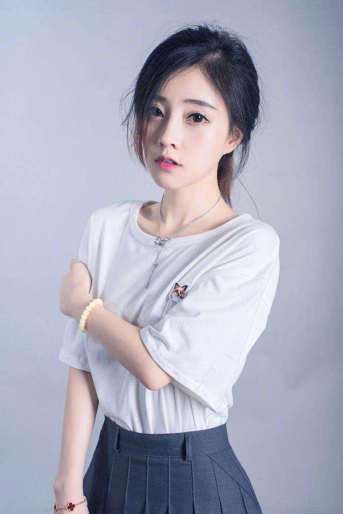 冯提莫▲冯提莫做主播之前是干啥的?职业曝光后,网友:想红想疯了?