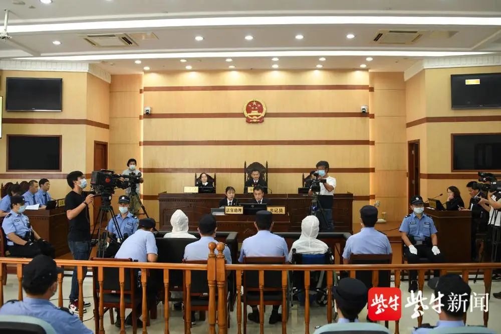 扬子晚报|淮安重大暴力袭警案开审，俩嫌犯当庭死不悔改！