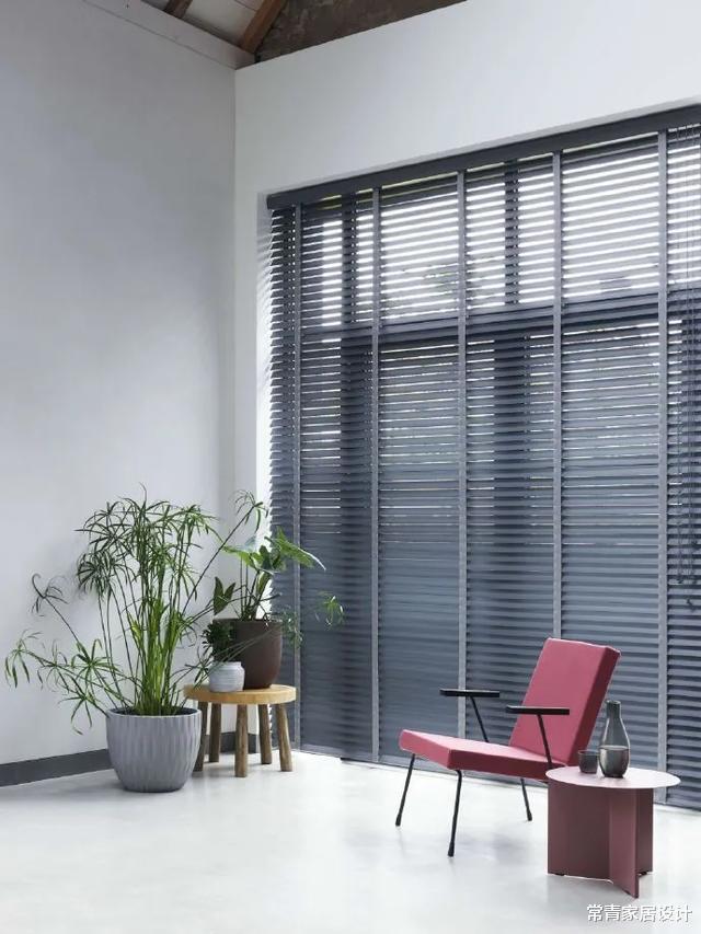 ：越来越多人家都不装窗帘，都装百叶窗，光影效果自带高级质感