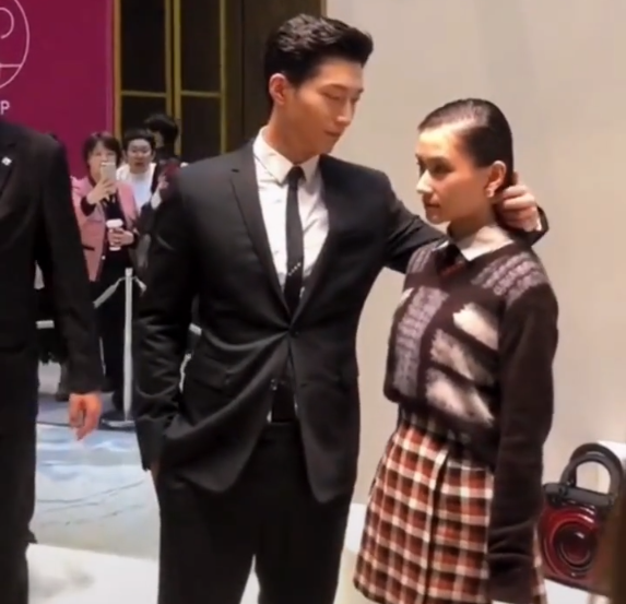 窦骁|窦骁闯祸了！他无意间的小动作，令何超莲被“谩骂”到下不来台