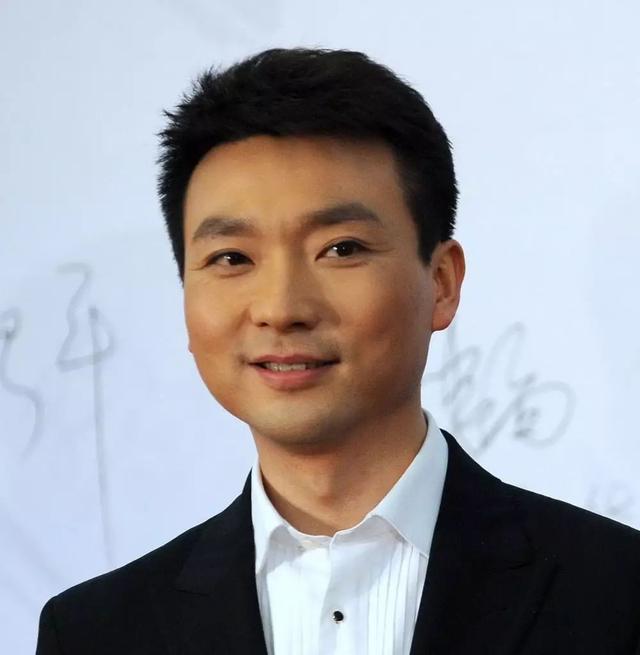 他曾是央视最帅主持人,却走上不归路,坠楼身亡,年仅32岁