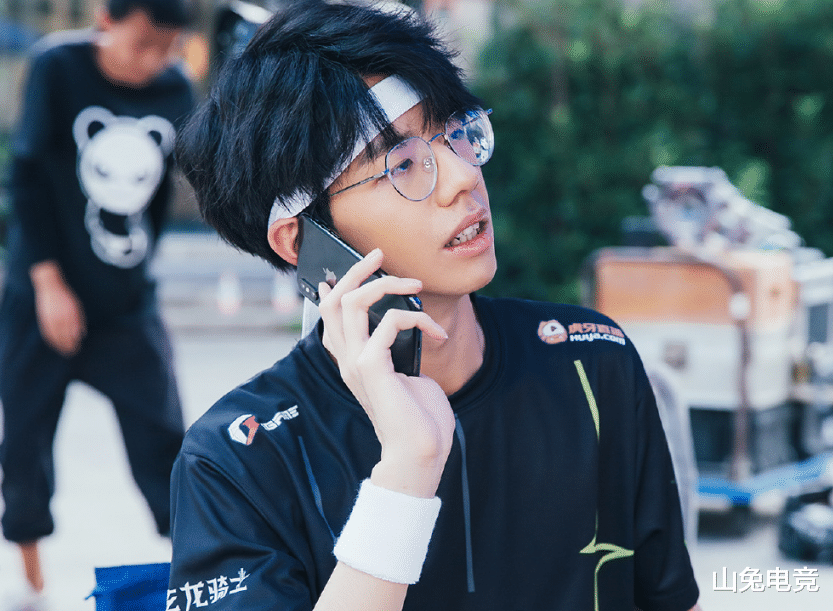 4am战队|绝地求生:4AM小鹿闯祸了?不小心说漏嘴112转会价格,这身价绝了