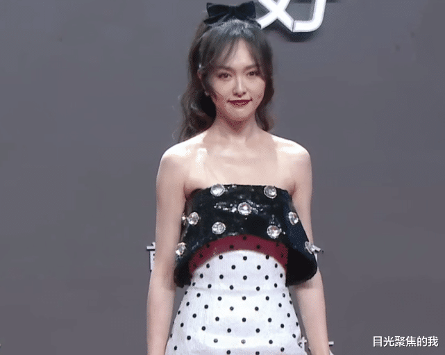 唐嫣|唐嫣走红毯为显腿细，故意将高光涂小腿上，看到效果，真羡慕了