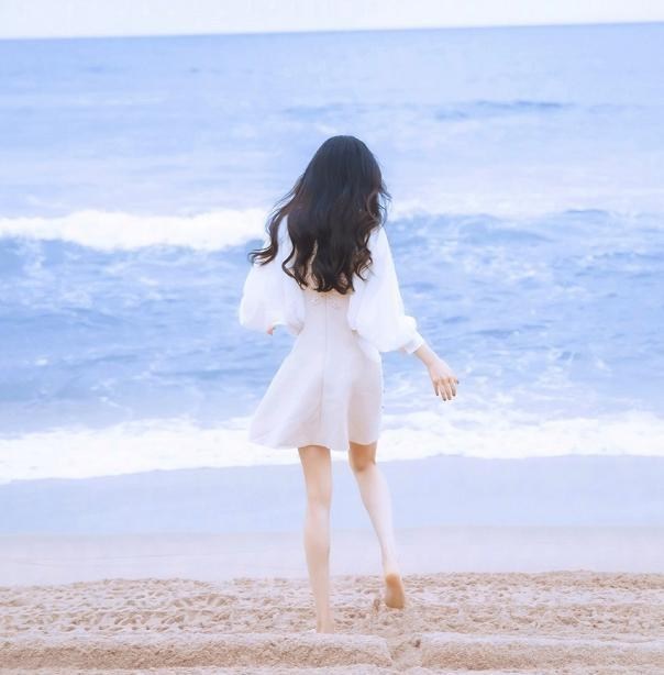 楊冪穿白裙秀“奶油腿”，可看清她的腳，這才是對沙灘最大的尊重-圖4