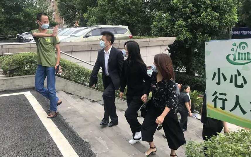 谭松韵|现实版李尖尖谭松韵母亲被撞案开庭，对方坐姿很拽，态度恶劣，谭松韵气哭了
