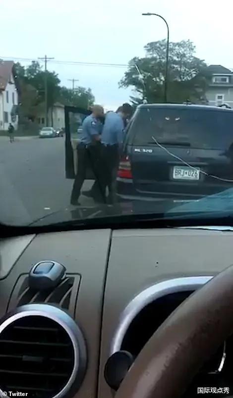 [美国]白人警察跪压黑人颈部导致窒息死亡，彻底点燃美国黑人们的怒火