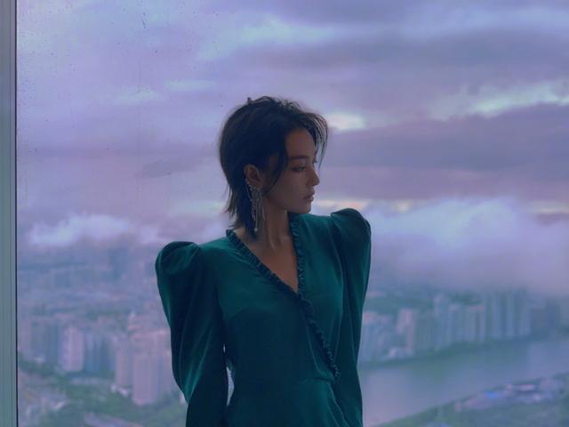 張馨予曬美照，站在落地窗前以雲海當背景，英姿颯爽女超人既視感-圖4