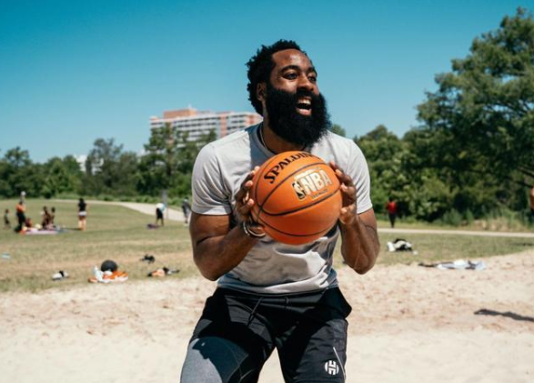 「詹姆斯·哈登」太激烈！一天做2到3次，哈登在凤凰城累到弯腰呕吐，这强度太疯狂