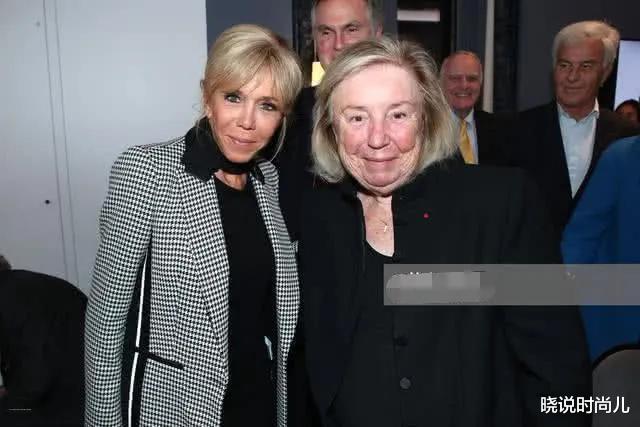 「发型」布丽吉特终于换发型，脖子皱纹瞩目，终于知道为啥喜欢“鸡窝头”