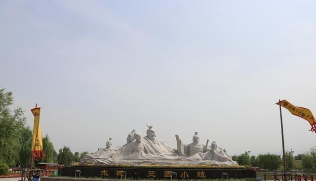 「宝鸡」宝鸡耗资80亿元建人造景，特色小镇毫无特色，劳民伤财何时休？