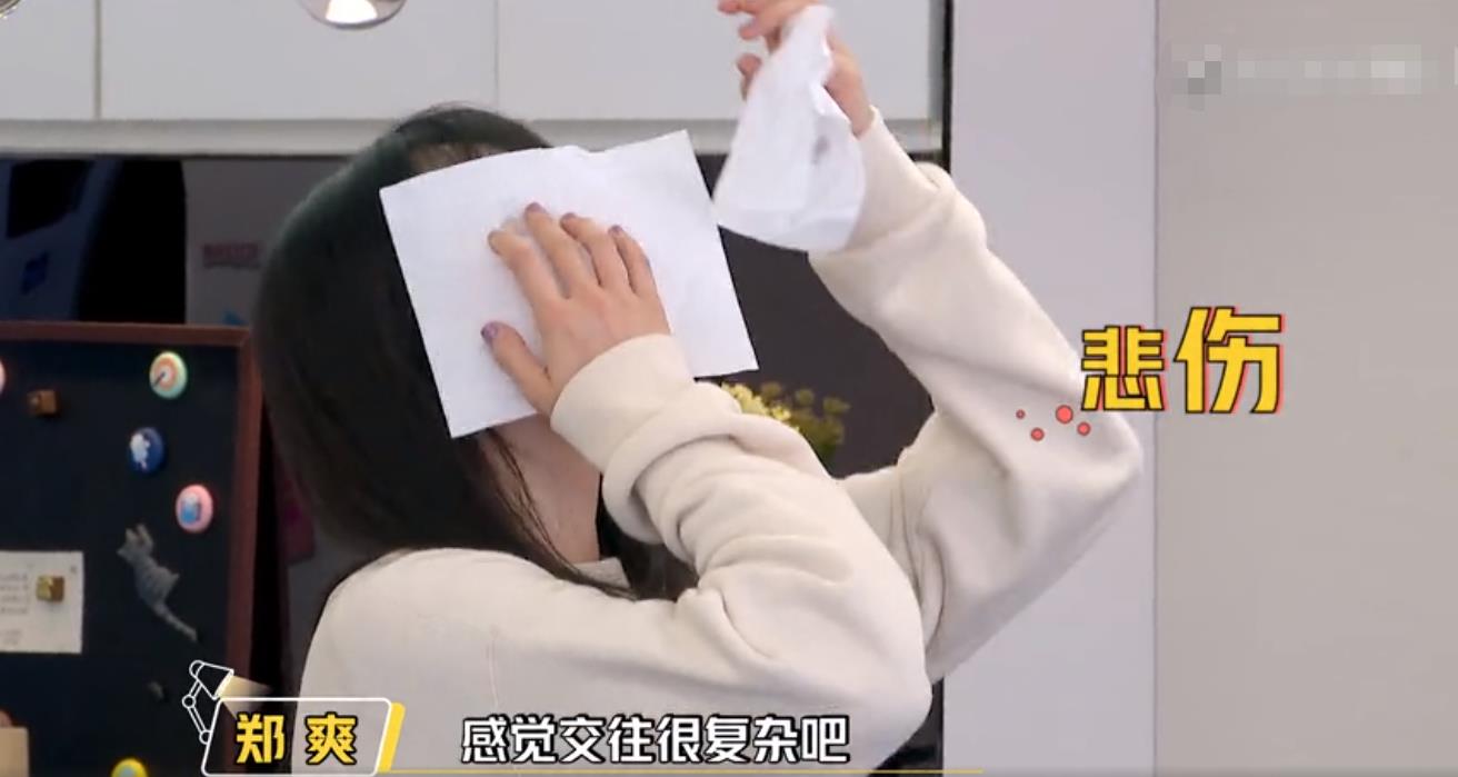 郑爽@郑爽难以忍受独居生活在家愤怒摔东西，崩溃大哭喊话：并不想一个人