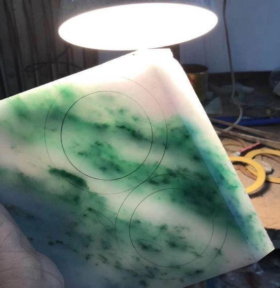 『翡翠』土豪体验赌石乐趣买下巨型翡翠原石，切出108手镯，有钱真好！