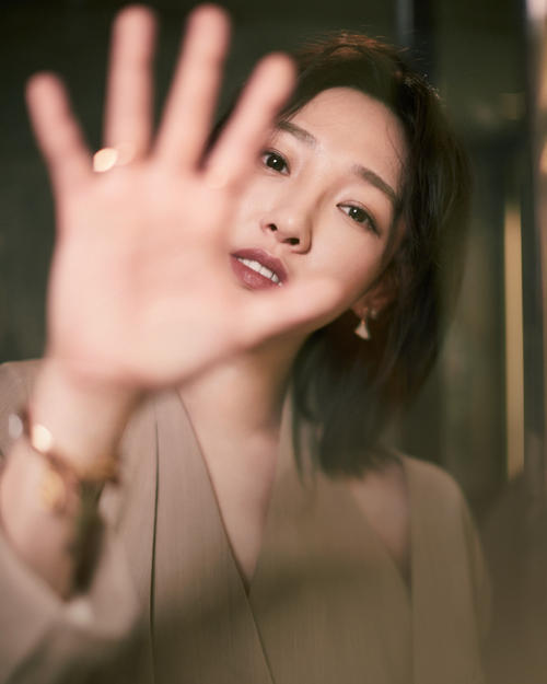 白百何|白百何新片上热搜，家庭主妇的绝望被关注，网友：滚出娱乐圈