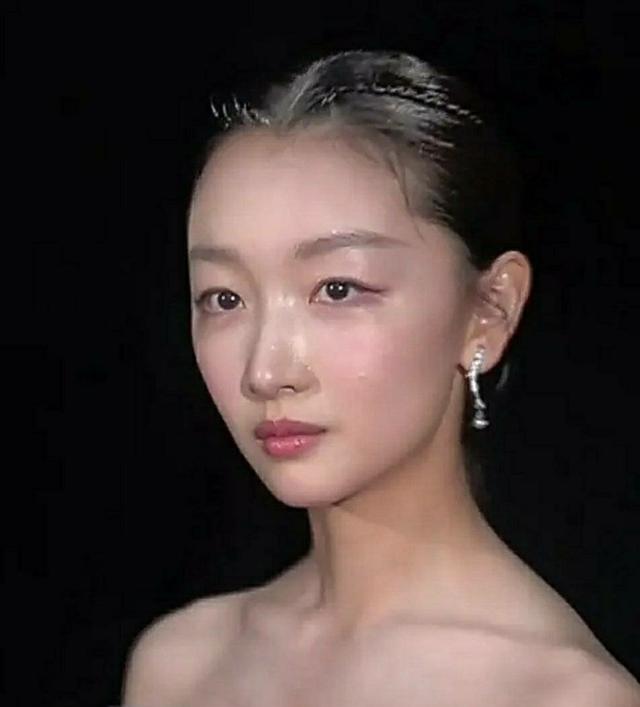 女明星特写镜头下的尴尬，眉毛稀疏不算什么，卡粉浮粉一言难尽