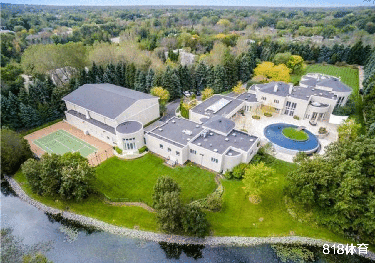 迈克尔·乔丹：罗斯：高中我去过乔丹3万平豪宅，像座巨大的宫殿，门口停着6辆宾利