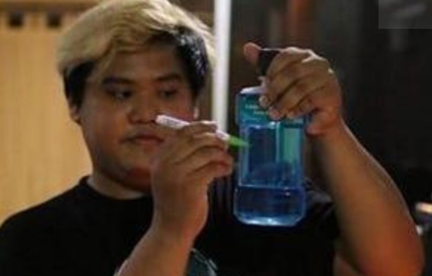 泰国小哥“神COS”再现：一瓶水上写几个字母，成品就让人震撼