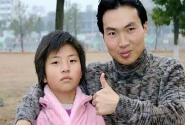 「」15年前感动中国，带着妹妹读大学的洪战辉，985毕业后过得怎样？