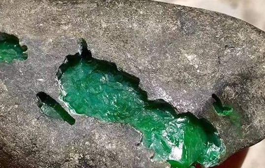 ：小伙拿一破石头参加鉴宝，称值3个亿，专家：不止，远超你的估价