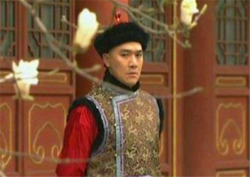 康熙|他被康熙圈禁家中26年，为解闷娶13位妻子，生下29个儿女，他是谁
