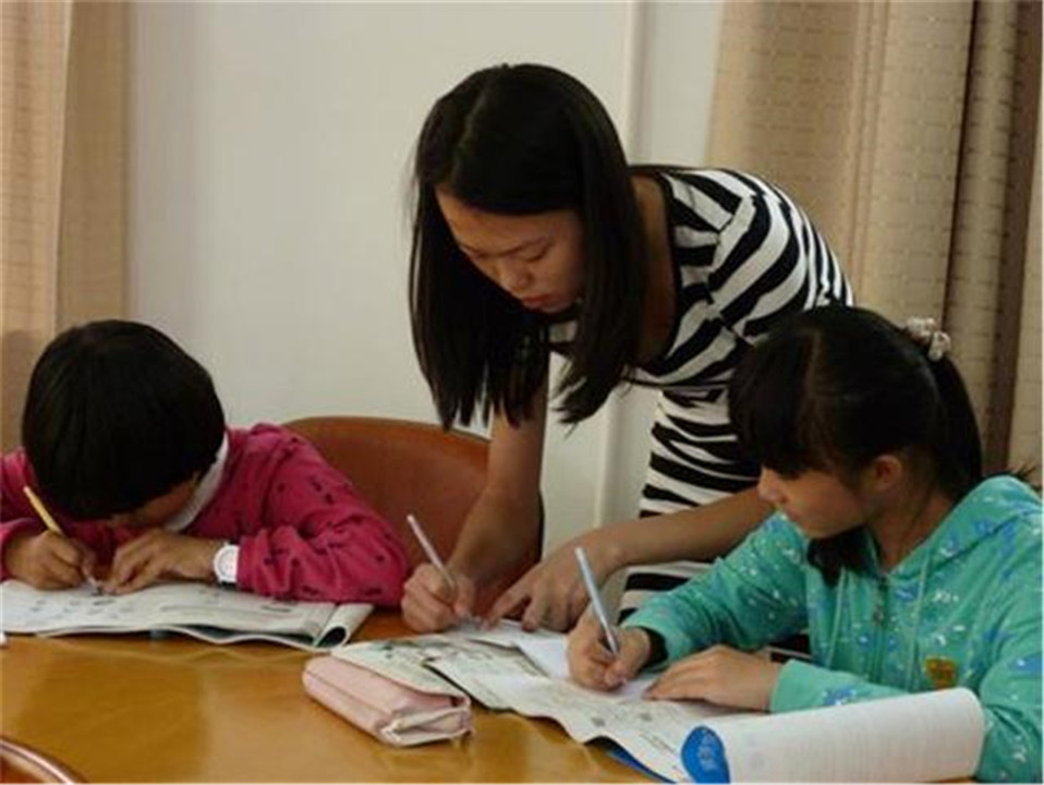 [数学]“我前面4人后面6人一共几人？”孩子答11错误，宝妈直言：不合理