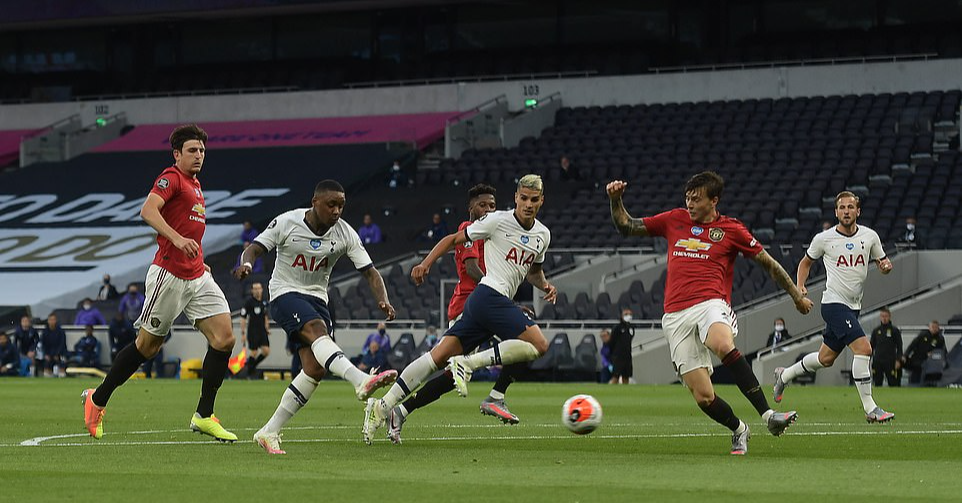 ▲穆帅赛后拥抱曼联两人！自称掌握曼联弱点，板凳深度不够无法取胜