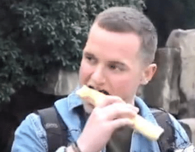 水果@美国人吃中国水果吃得“脸红脖子粗”,直言:挺好吃,就是喉咙痛