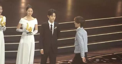 什么情况？肖战王一博罕见合体，全程冷脸无交流！散场时刻意避开