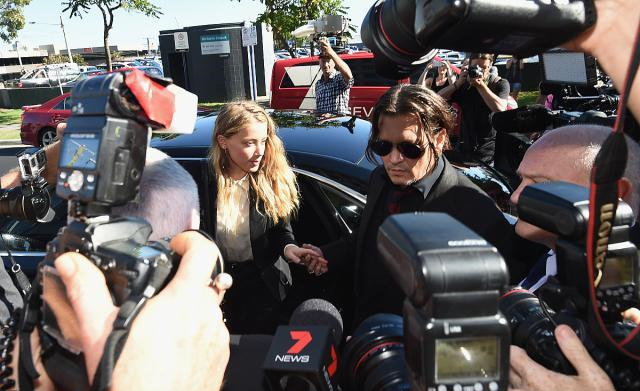 「李沁」在法庭播放艾梅柏·希尔德承认殴打德普录音时,她竟边笑边嚼饼干