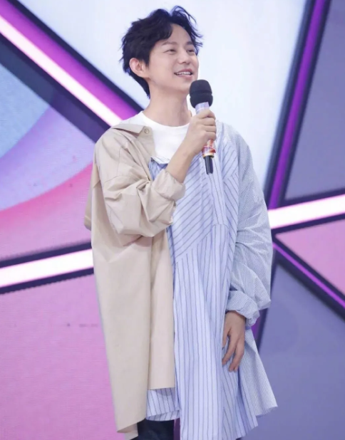 「何炅」综艺之神何老师,能把提词器的词现场改了,在台上的他无所不能