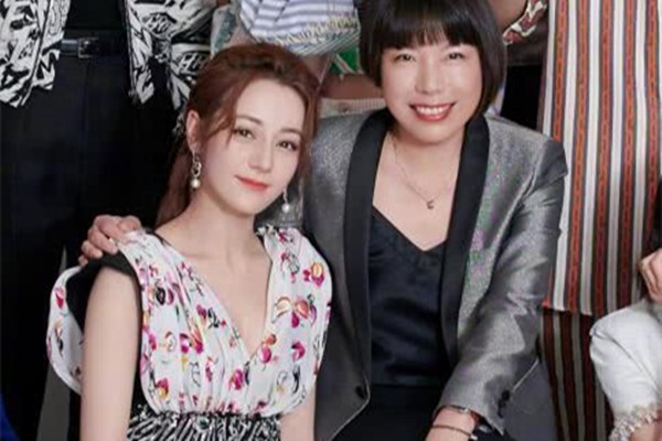 迪丽热巴|热巴衣服领口意外滑落，发现记者在拍照时，她下意识的反应亮了