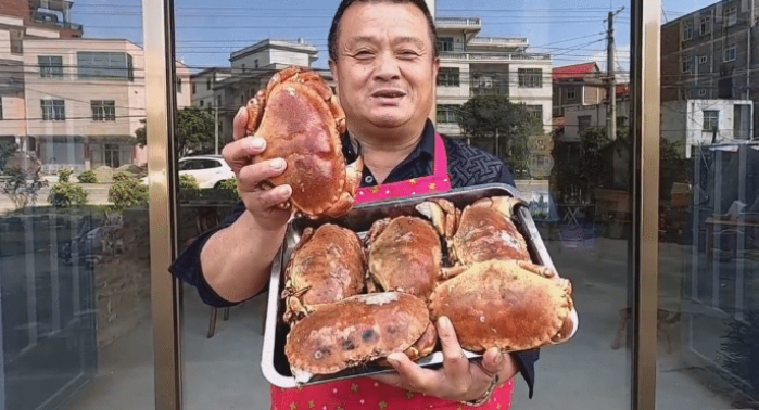 面包蟹|大叔在拼多多买“面包蟹”，6个花300元，巨肥，掰开后一脸懵！