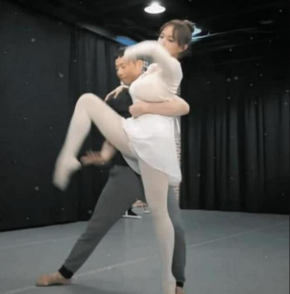 程潇|有一种“发育过猛”叫程潇，当她穿紧身舞衣“开弓”那一刻，网友：要沦陷了！