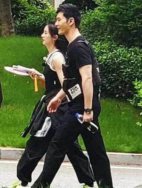 赵丽颖|赵丽颖穿黑色背心引热议，看到路人镜头下的生图，终于相信她32岁了