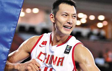 易建联|33岁易建联身家过亿,除了要感谢女老板吴迪,更要感谢的人是她