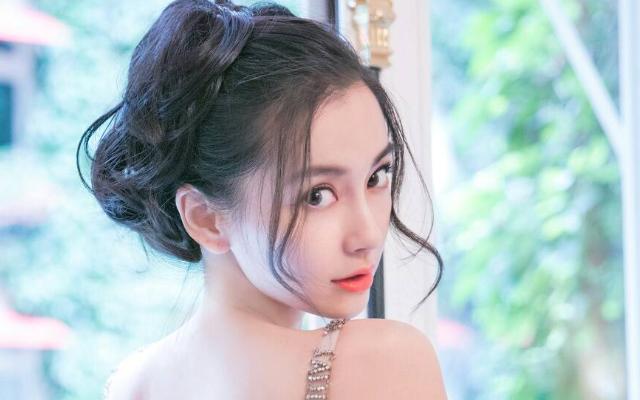 「Angelababy」《奔跑吧》杨颖身穿礼服，全程手捂小腹，得知真相后，太尴尬