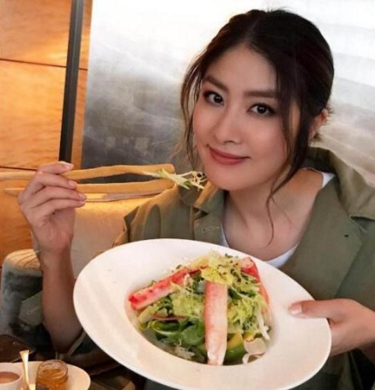 |陈慧琳晒出自己的豪宅，香港不流行做阳台，她家客厅全是落地窗