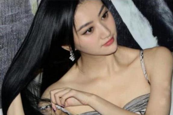 主持人|她18岁走秀泳裤不慎掉落，淡定走完全程，如今成为央视著名主持人