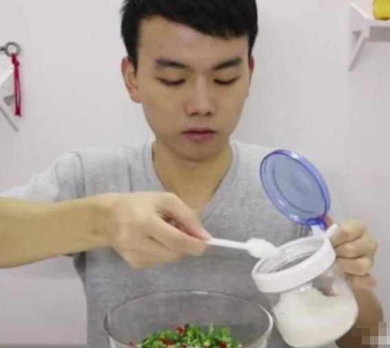 醉虾▲网红美食男主播，用96度白酒做“醉虾”，刚倒入白酒就发生变化，网友：作死