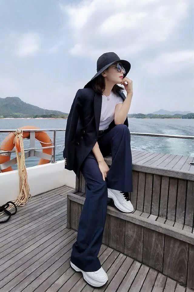 「西装」刘涛真的“霸总”上瘾了，印花西装优雅又干练，轻松美得高级