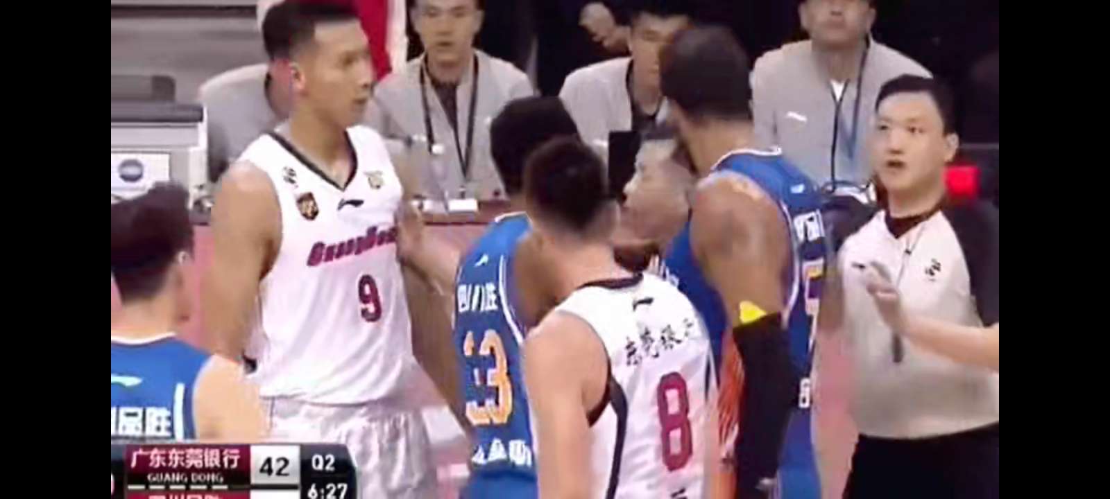 朱芳雨|球员时期，为何易建联和人发生冲突时，朱芳雨总会出现在身边？