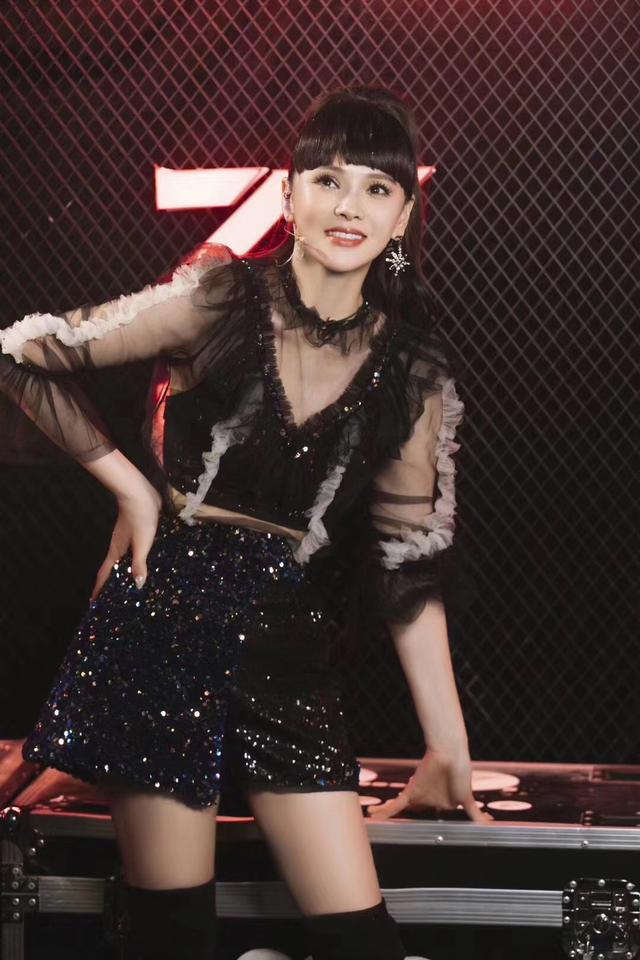 穿衣搭配：52岁是认真的吗？伊能静重回舞台表演，齐刘海高马尾造型活力十足