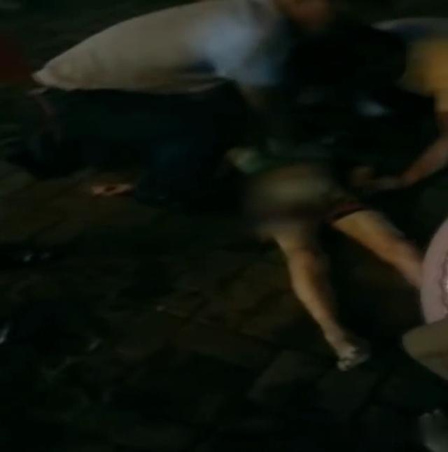 广州日报大洋网|爸爸教7岁儿子游泳，转身上岸给手机充电，悲剧发生了