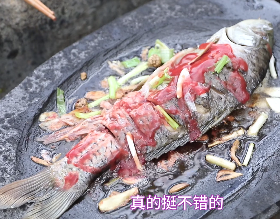 【沈梦辰】迪丽热巴和高伟光野外做烤鱼，看清最后做出的成品，真以为我眼花了