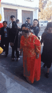 小姐姐|小姐姐在马路上做这动作不合适吧,旁边保安都看不下去了,不害羞吗