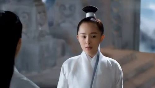 [杨幂]杨幂全素颜出镜为新加坡加油，发际线变低驼背变重，颜值变化大有点认不出